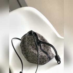 Loewe Anagram： клатч Flamenco из жакк