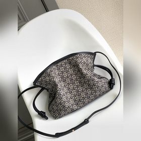 Loewe Anagram： клатч Flamenco из жакк