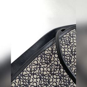 Loewe Anagram： клатч Flamenco из жакк