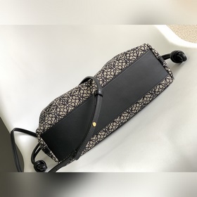 Loewe Anagram： клатч Flamenco из жакк