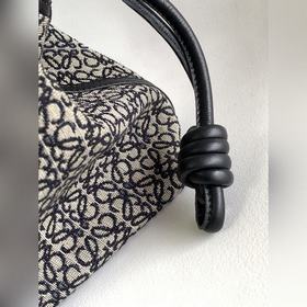 Loewe Anagram： клатч Flamenco из жакк