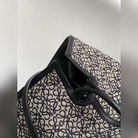 Loewe Anagram： клатч Flamenco из жакк