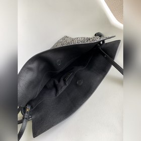 Loewe Anagram： клатч Flamenco из жакк