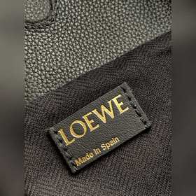 Loewe Anagram： клатч Flamenco из жакк