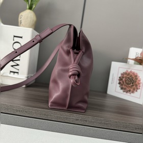Loewe Новая версия клатча Flamenco из