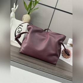 Loewe Новая версия клатча Flamenco из