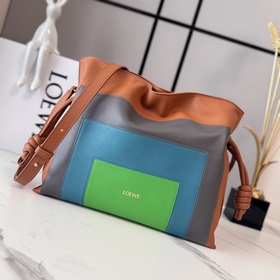 Новая версия сумки Flamenco от Loewe,