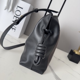 Новая версия сумки Flamenco от Loewe, 