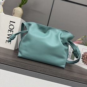 Loewe Новая версия клатча Flamenco из