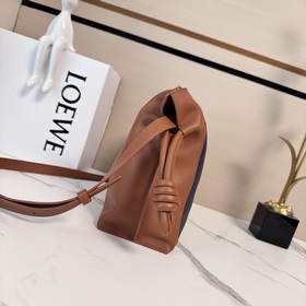 Новая версия сумки Flamenco от Loewe, 