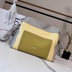 Новая версия сумки Flamenco от Loewe,