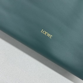 Loewe Новая версия клатча Flamenco из