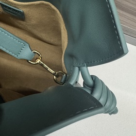 Loewe Новая версия клатча Flamenco из