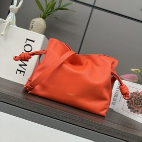 Loewe Новая версия клатча Flamenco из