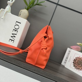 Loewe Новая версия клатча Flamenco из