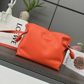 Loewe Новая версия клатча Flamenco из