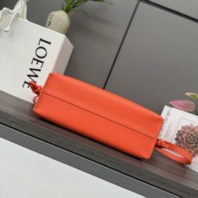 Loewe Новая версия клатча Flamenco из