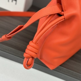 Loewe Новая версия клатча Flamenco из