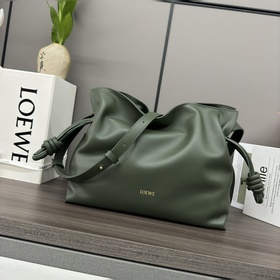 Loewe Новая версия клатча Flamenco из
