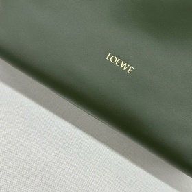 Loewe Новая версия клатча Flamenco из