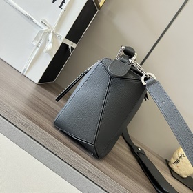 Loewe Средняя сумка Puzzle из зернист