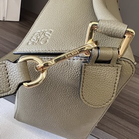 Loewe Средняя сумка Puzzle из зернист