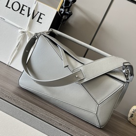 Средняя сумка Loewe Puzzle с тисненым
