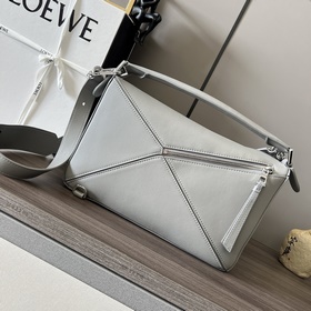 Средняя сумка Loewe Puzzle с тисненым 
