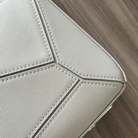 Средняя сумка Loewe Puzzle с тисненым 