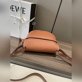 Loewe  Маленькая сумка-седло Gate Но