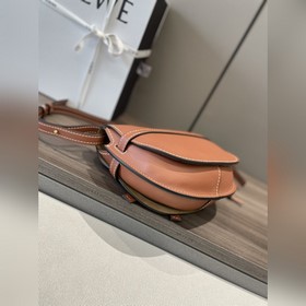 Loewe  Маленькая сумка-седло Gate Но