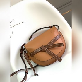 Сумка Loewe Gate в стиле «седло» — кач