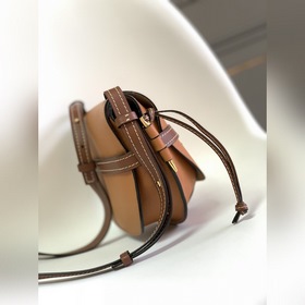 Сумка Loewe Gate в стиле «седло» — кач