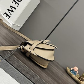 Новая версия сумки Loewe Gate Dual (но