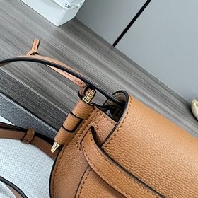 Новая версия сумки Loewe Gate Dual (но