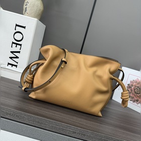Loewe Новая версия клатча Flamenco из