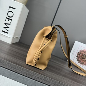 Loewe Новая версия клатча Flamenco из