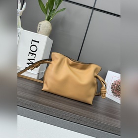 Loewe Новая версия клатча Flamenco из