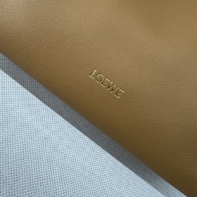 Loewe Новая версия клатча Flamenco из