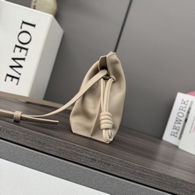 Loewe Новая версия клатча Flamenco из