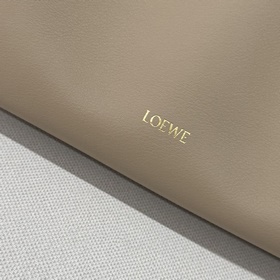 Loewe Новая версия клатча Flamenco из