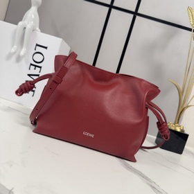 Loewe Новая версия клатча Flamenco из