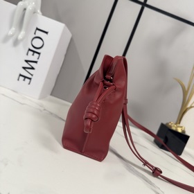 Loewe Новая версия клатча Flamenco из