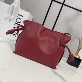 Loewe Новая версия клатча Flamenco из