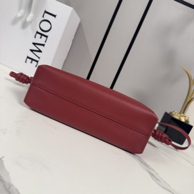Loewe Новая версия клатча Flamenco из