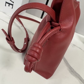 Loewe Новая версия клатча Flamenco из