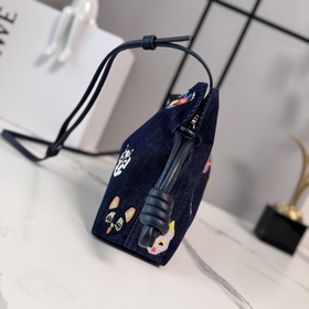 Loewe  Маленькая вышитая сумка-клатч 