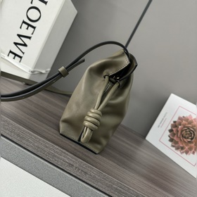 Loewe Новая версия клатча Flamenco из