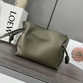 Loewe Новая версия клатча Flamenco из