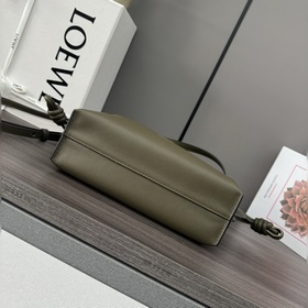 Loewe Новая версия клатча Flamenco из